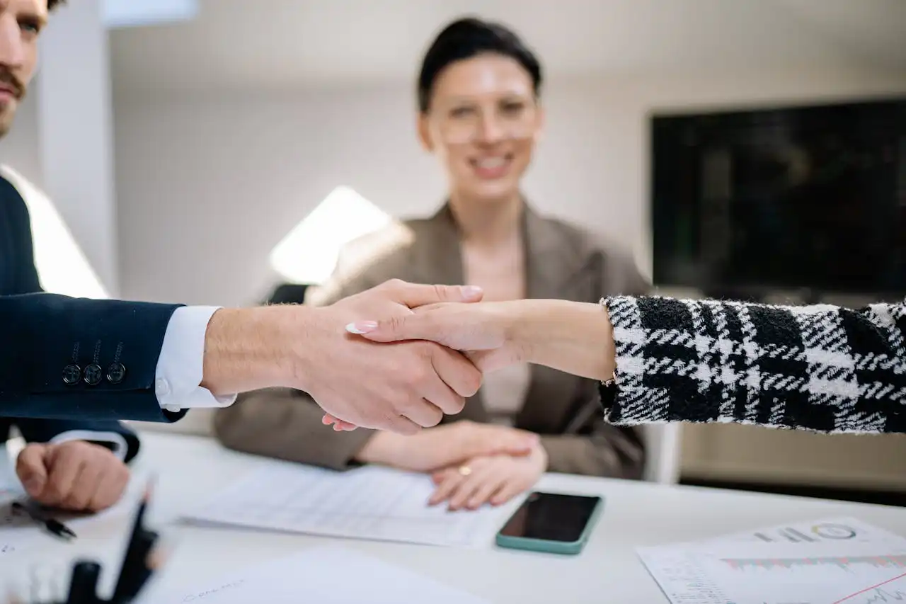 Stretta di mano durante un colloquio di lavoro, simbolo di successo grazie ai corsi che danno lavoro nel 2025