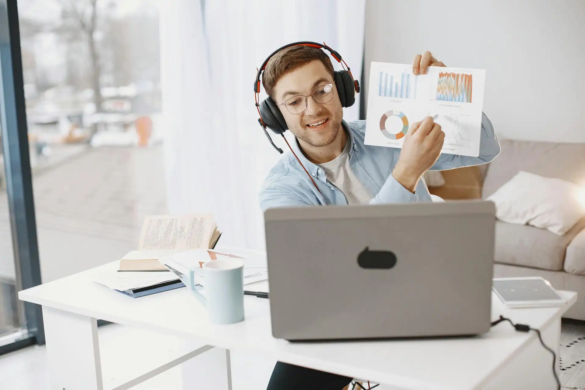 Persona che lavora con soddisfazione a un progetto analisi dei dati con strumenti non code