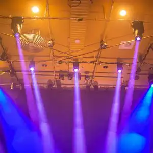 Impianto luci teatrali con fari e illuminotecnica per spettacolo dal vivo