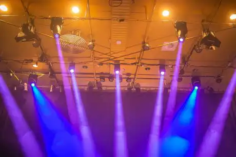 Impianto luci teatrali con fari e illuminotecnica per spettacolo dal vivo