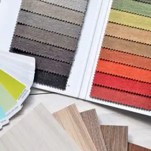 Campioni di tessuti, colori pittura e parquet per interior design d’interni