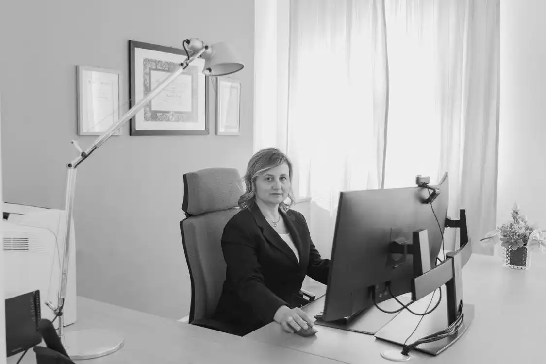 Rosalba Fiore, fondatrice di FioreRosalba.com, nel suo ufficio