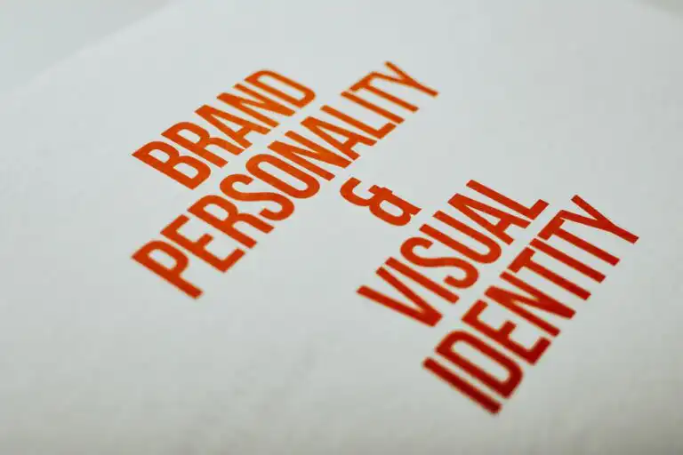 Scritta “Brand Personality & Visual Identity” in rosso su sfondo bianco, concetto chiave nel branding personale