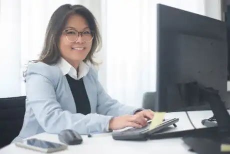 Professionista al computer durante la formazione online su software paghe e contributi