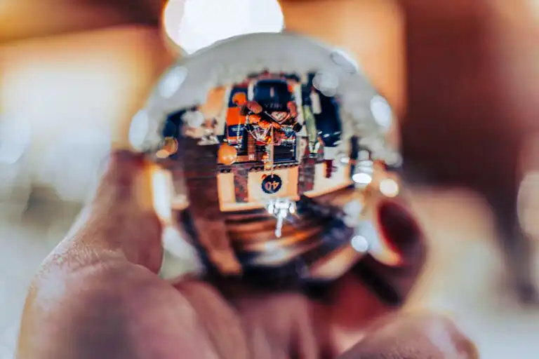 Visione futuristica attraverso una sfera di vetro, simbolo di competenze digitali e intelligenza artificiale applicate al lavoro