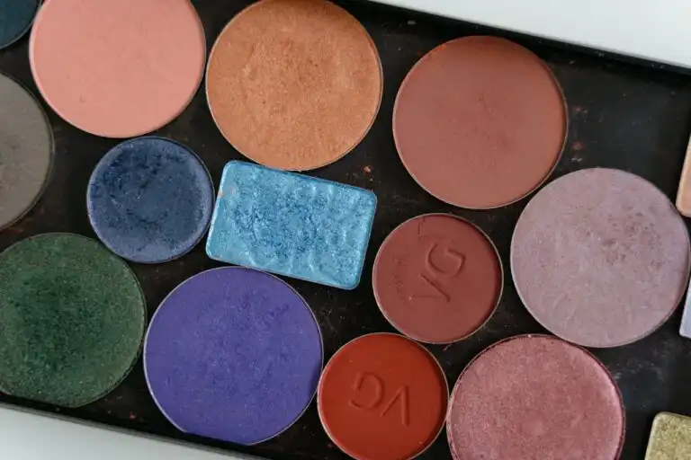 Palette di ombretti e cosmetici professionali usati nei corsi di cosmetologia