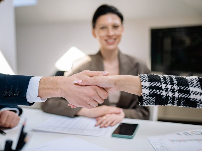 Stretta di mano durante un colloquio di lavoro, simbolo di successo grazie ai corsi che danno lavoro nel 2025